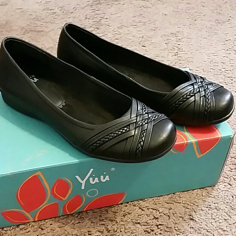 Women's black flats